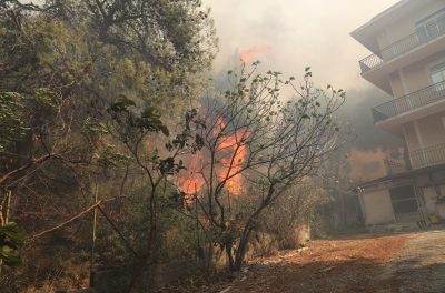 Γυναίκα βρέθηκε απανθρακωμένη στο Πάτημα Χαλανδρίου. Δεν πρόλαβε να απομακρυνθεί από την επιχείρηση που εργαζόταν