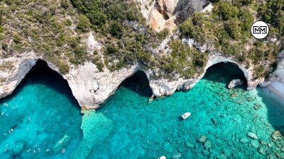 Παξοί. Δείτε τις γαλάζιες σπηλιές που επικοινωνούν μεταξύ τους (drone)