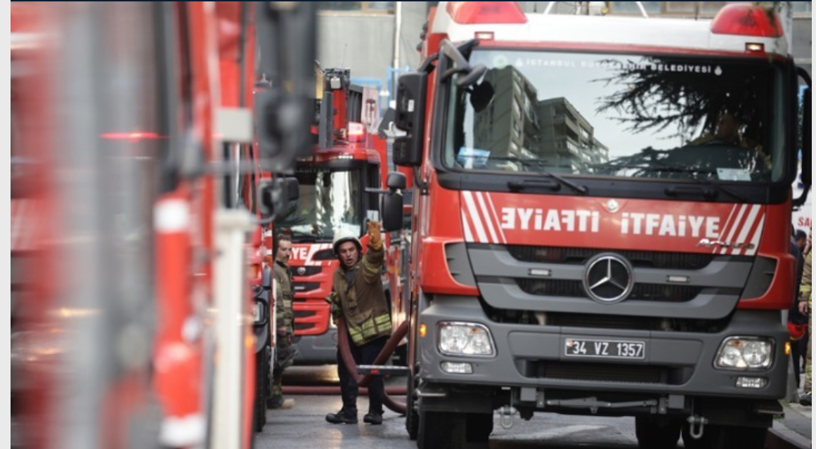 Μάχη με τις φλόγες για δεύτερη νύχτα στη Σμύρνη. Κάηκαν σπίτια (Βίντεο)