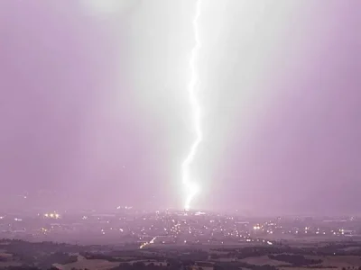 Εντυπωσιακή φωτογραφία από πτώση κεραυνού στη Θεσσαλονίκη. Καταγράφηκαν σχεδόν 20.000 κεραυνοί