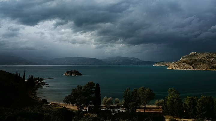 Καιρός. Το φαινόμενο της “Ψυχρής Λίμνης” φέρνει καταιγίδες και κεραυνούς. Ποιες περιοχές θα επηρεαστούν και πού υπάρχει κίνδυνος πλημμύρας