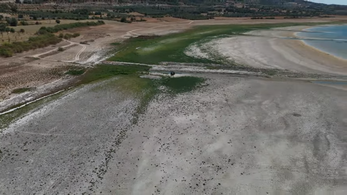 Ανομβρία. Πρωτοφανείς εικόνες από την ξηρασία στη λίμνη Αμβρακία στην Αιτωλοακαρνανία. Βίντεο από drone