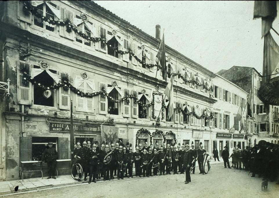 Παλαιά Φιλαρμονική Κέρκυρας. Η απαγόρευση των Βρετανών, που οδήγησε στη δημιουργία της και έκανε την Κέρκυρα μελωδική