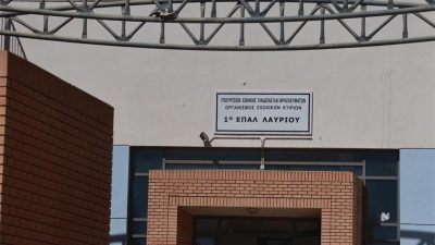 Άγρια συμπλοκή με μαχαίρι μεταξύ ανηλίκων έξω από το 1ο ΕΠΑΛ Λαυρίου. Δυο τραυματίες, 13 προσαγωγές