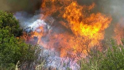 Συνεχίζεται η μάχη με τις φλόγες στο Ξυλόκαστρο. Τραυματίστηκαν δύο πυροσβέστες