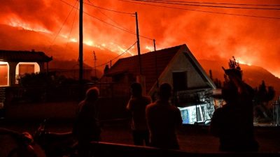 Ανεξέλεγκτη για τρίτη ημέρα η φωτιά στο Ξυλόκαστρο. Νέες εκκενώσεις οικισμών. Τεράστια οικολογική καταστροφή