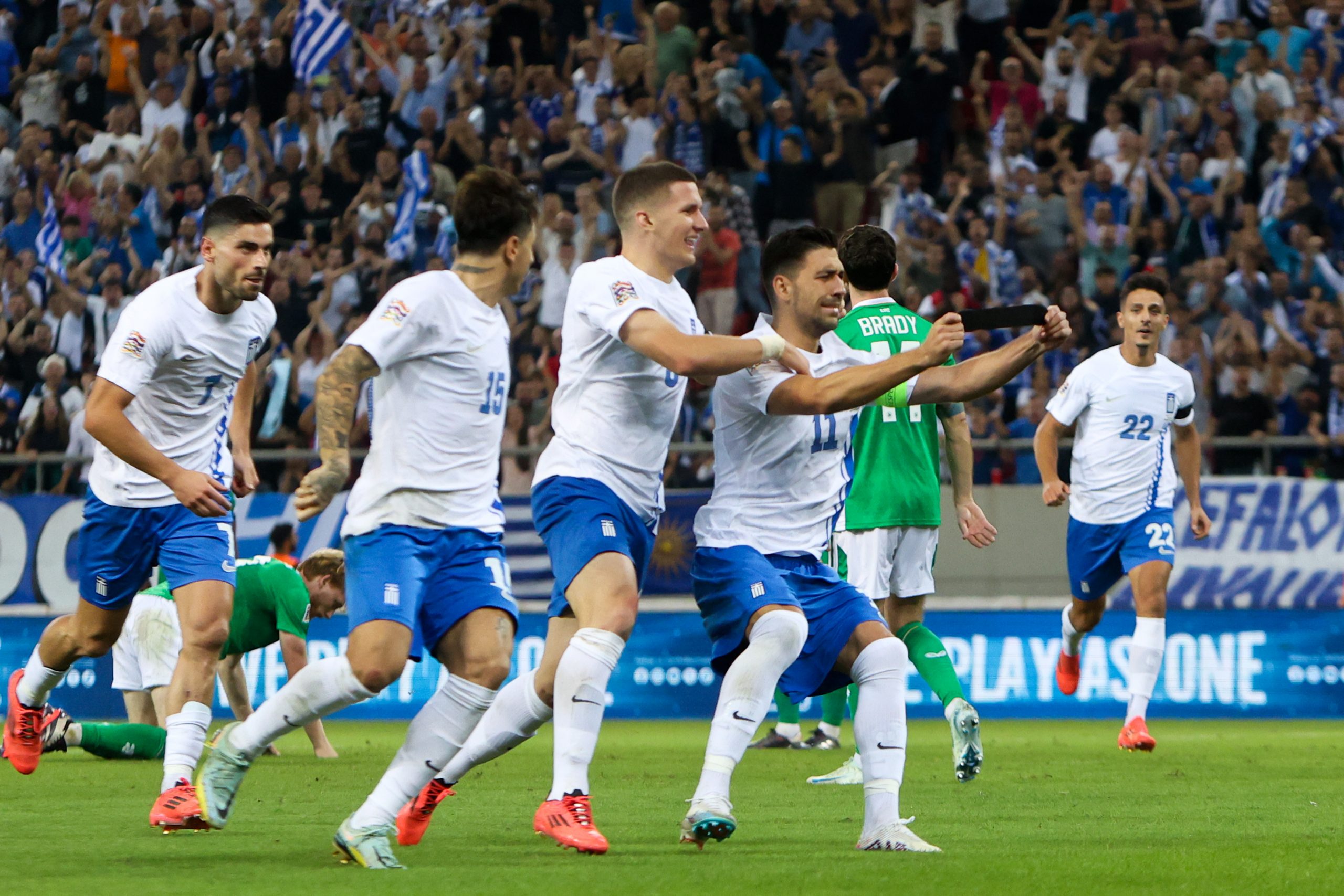 Ελλάδα – Ιρλανδία 2-0 στο Γ. Καραϊσκάκης. Με τα γκολ των Μπακασέτα, Μάνταλου εξασφάλισε την τέταρτη σερί νίκη της