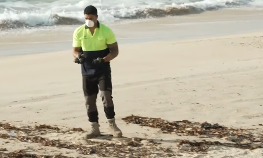 Μυστηριώδεις μπάλες πίσσας ξεβράστηκαν σε παραλίες του Σιδνεϊ.  Κλείνουν η μία μετά την άλλη