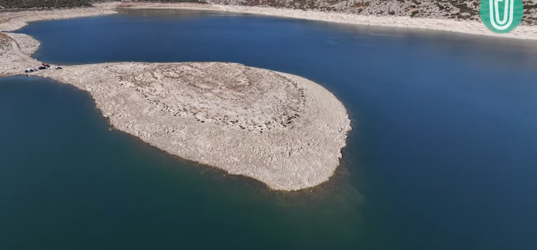 Στέγνωσε η λίμνη Υλίκη. Εικόνες drone από το νησάκι που απείχε 120m από την ακτή με το αυτοκίνητο