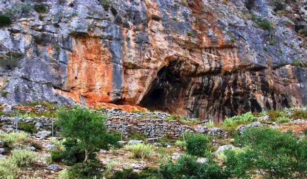 Βραχοσκεπή Ασπροχάλικο. Το παλαιότερο ανασκαμμένο σπήλαιο στην Ελλάδα, χρονολογείται από την παλαιολιθική εποχή