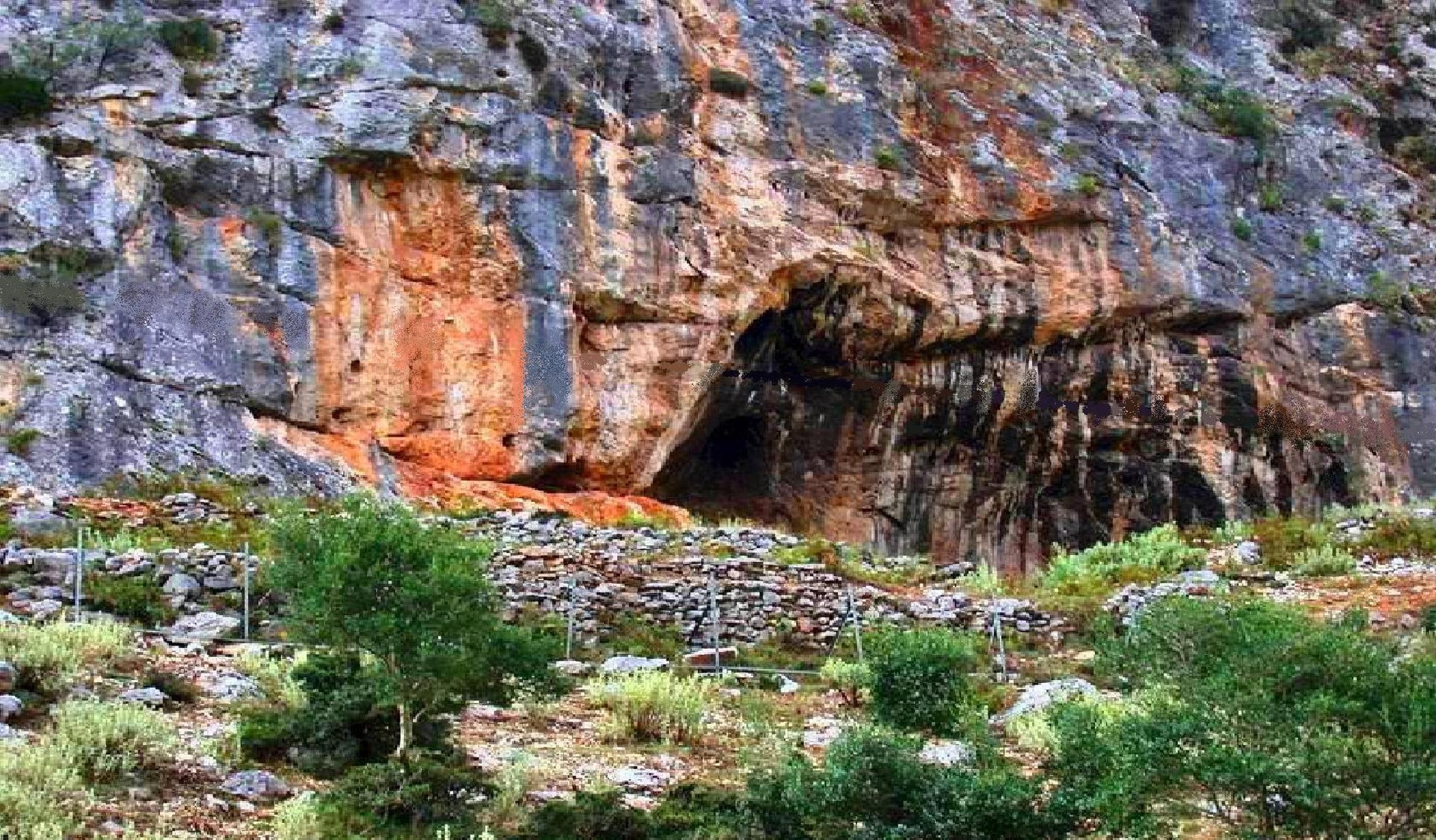 Βραχοσκεπή Ασπροχάλικο. Το παλαιότερο ανασκαμμένο σπήλαιο στην Ελλάδα, χρονολογείται από την παλαιολιθική εποχή