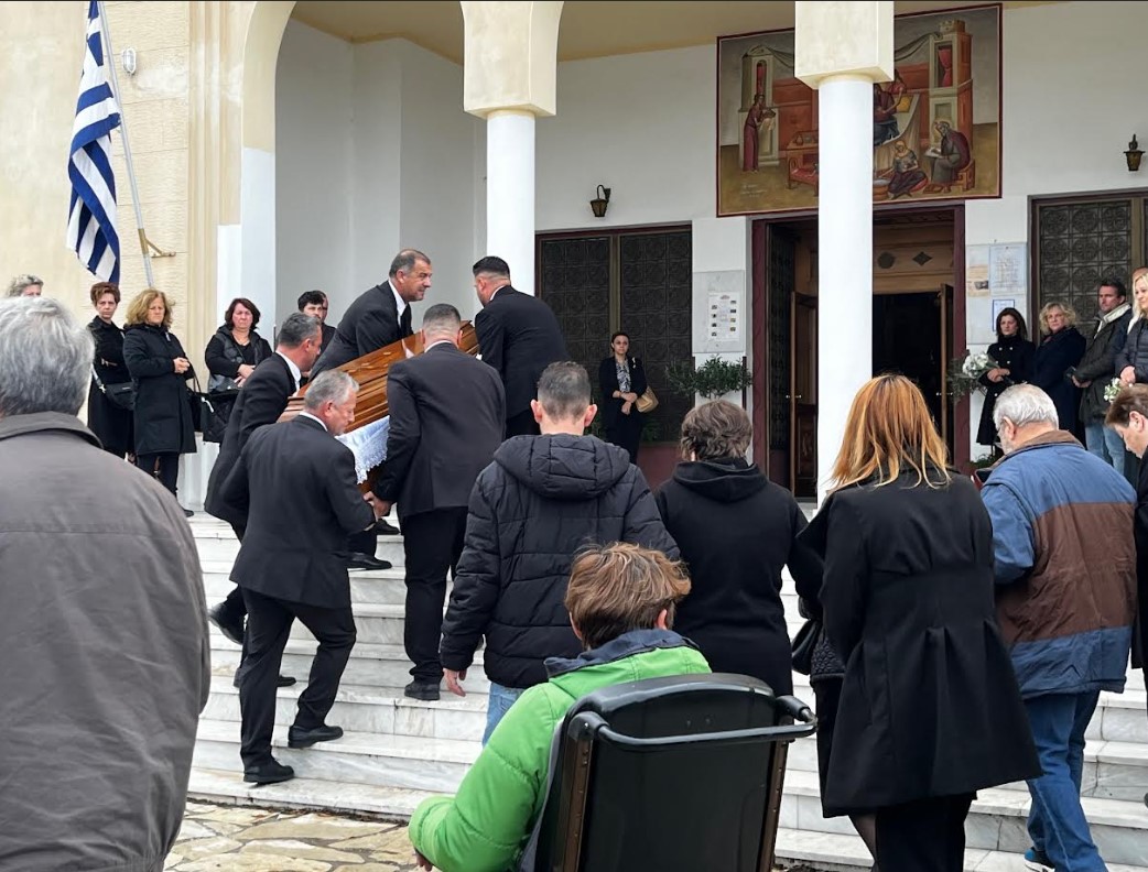 Γυναικοκτονία Αγρίνιο. Σε βαθιά οδύνη η κηδεία της Δώρας. Κατονόμασε ως δράστη τον πρώην σύντροφο της