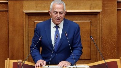 Ανεξαρτητοποιήθηκε από τον ΣΥΡΙΖΑ ο Ευάγγελος Αποστολάκης. Με 27 βουλευτές το κόμμα