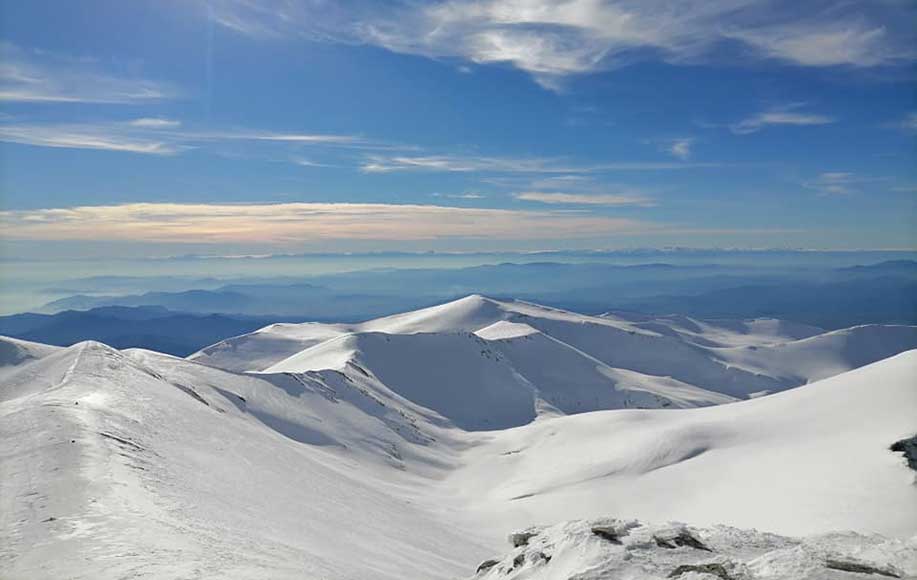 Ο χιονισμένος Όλυμπος ξεπροβάλλει από τα σύννεφα. Εντυπωσιακή φωτογραφία από δορυφόρο. Στο 1μέτρο το χιόνι στις κορυφές