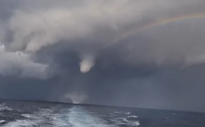 Κολυδάς. Timelapse από την πορεία της κακοκαιρίας Bora τις τελευταίες 18 ώρες. Υδροστρόβιλος και ουράνιο τόξο στο Αιγαίο