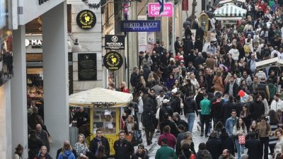 Ανοιχτά καταστήματα και σούπερ μάρκετ την Κυριακή. Αναλυτικά το εορταστικό ωράριο