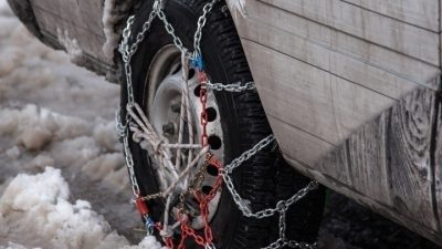 Υποχρεωτικός από τις 22:00 ο εφοδιασμός με αλυσίδες σε όλη την Αττική. Μήνυμα του 112 στην Εύβοια