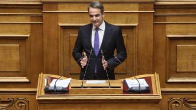 Αποχώρησε από τη Βουλή ο Κυριάκος Μητσοτάκης εξαιτίας προβλήματος στη μέση του