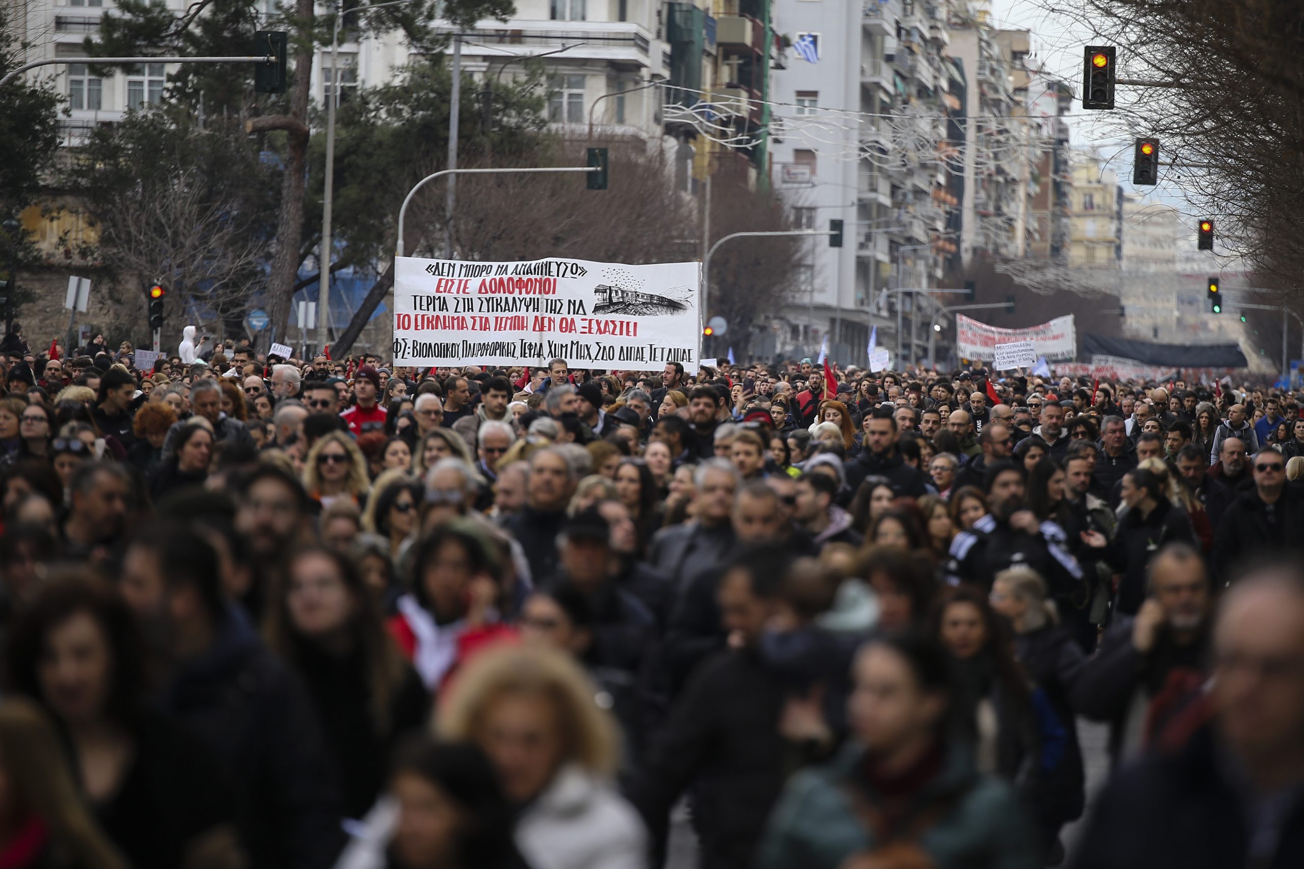 Τέμπη. Τεράστιο πλήθος έδωσε το «παρών» σε συλλαλητήρια σε όλη την Ελλάδα. Το τραγούδι μαθητών