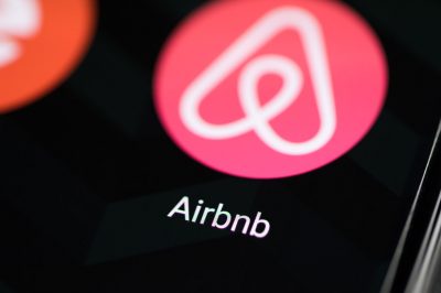 Εκτός αγοράς χιλιάδες ακατάλληλα σπίτια Airbnb, με το νομοσχέδιο του υπουργείου Τουρισμού