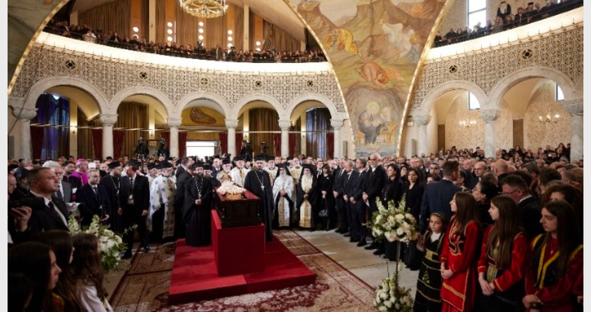 Σε κλίμα συγκίνησης ετάφη ο μακαριστός Αναστάσιος.  Μητσοτάκης: «Υποκλινόμαστε στο μεγαλείο μιας ξεχωριστής προσωπικότητας»