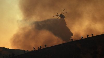 Οι πυρκαγιές στο Λος Άντζελες σε αριθμούς.  Τουλάχιστον 10 νεκροί, 10.000 καμένα κτίρια, 150 δις δολάρια οι ζημιές