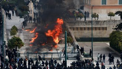 Ένταση και πάλι στην πλατεία Συντάγματος. Τι λέει η ΕΛΑΣ για το πώς ξεκίνησαν τα επεισόδια