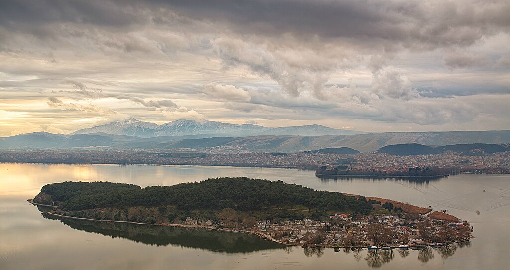 Πόσα σπίτια έχει το νησάκι των Ιωαννίνων. Γιατί ο Αλή Πασάς έπνιξε την πανέμορφη κυρά Φροσύνη στη λίμνη Παμβώτιδα