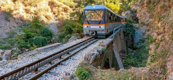 Στιγμές πανικού για μαθητές στον Οδοντωτό στα Καλάβρυτα. Τρένο κόλλησε πάνω σε χαράδρα. Η αντίδραση του υπαλλήλου