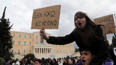 Τέμπη. Μαζική συμμετοχή στο πανεκπαιδευτικό συλλαλητήριο στην Αθήνα (Φωτο)