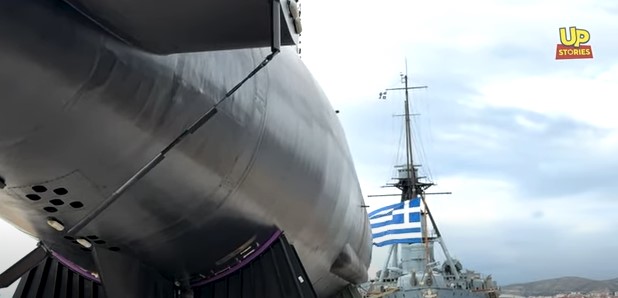 Παλαιό Φάληρο. Το θρυλικό υποβρύχιο Πρωτεύς ΙΙ έπιασε στεριά δίπλα στο θωρηκτό Αβέρωφ (Drone)