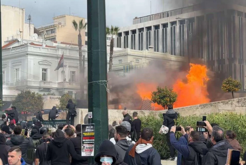 Επεισόδια στην πλατεία Συντάγματος, μπροστά στη Βουλή μετά τη λήξη της συγκέντρωσης από ομάδα κουκουλοφόρων