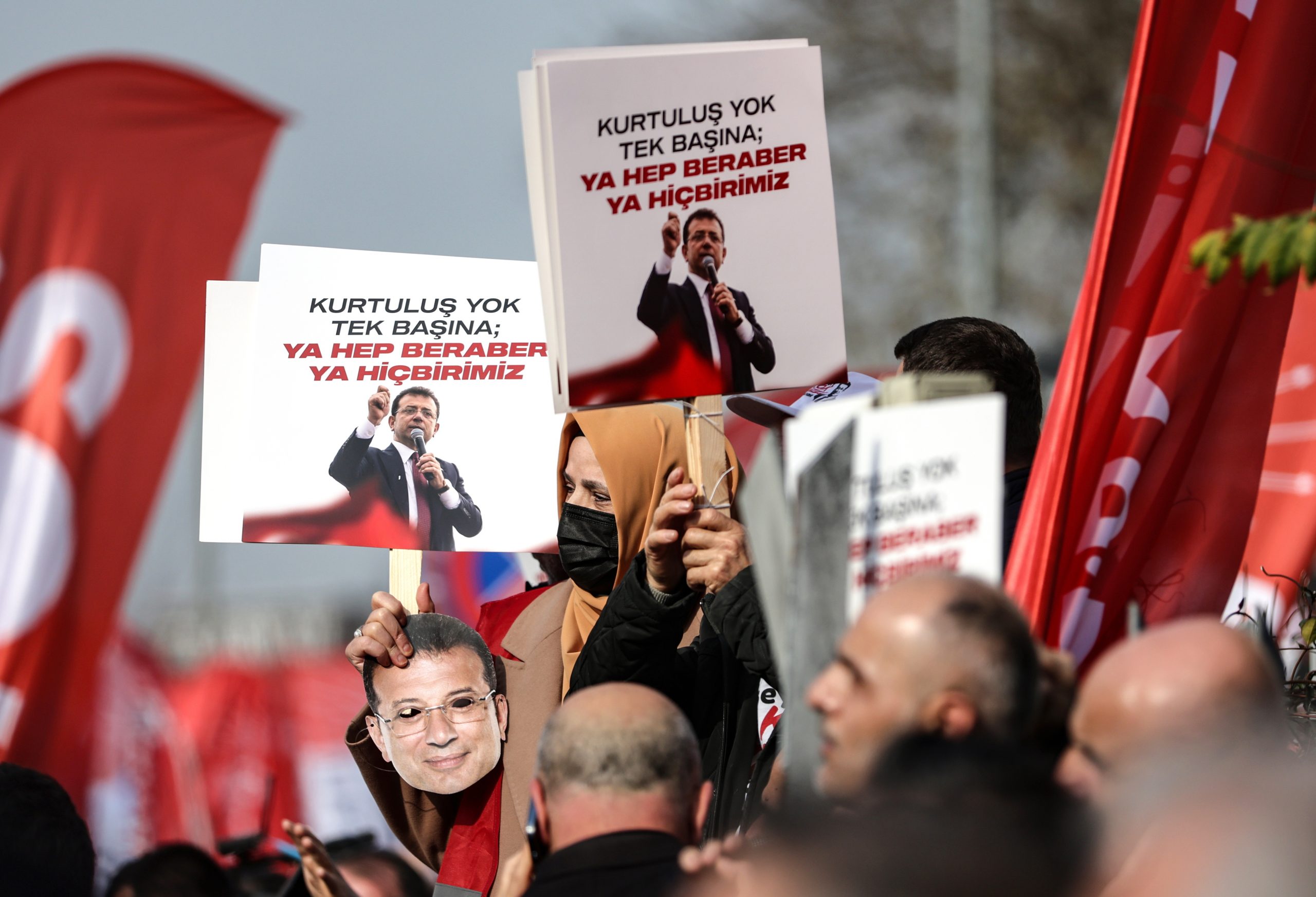 Υπό κράτηση για 4 ημέρες ο Ιμάμογλου. Έντονες αντιδράσεις, κάλεσμα για συγκεντρώσεις και πτώση της τουρκικής λίρας