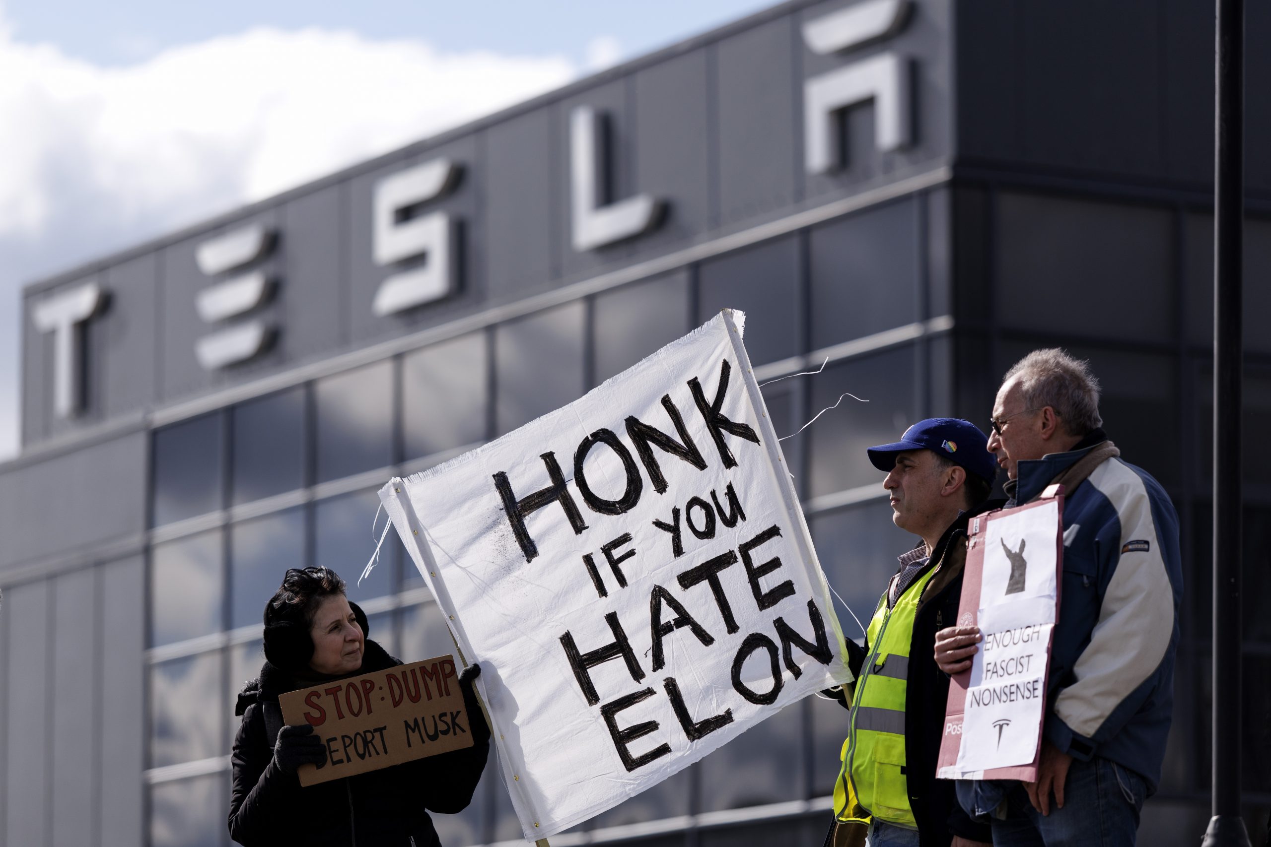 Γιατί τα Tesla χάνουν ραγδαία σε δημοτικότητα στις ΗΠΑ; Πώς ο Μασκ έχει δημιουργήσει παγκόσμιο κίνημα εναντίον του