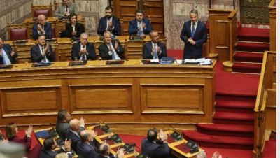 Κατατέθηκε η πρόταση δυσπιστίας από ΠΑΣΟΚ, ΣΥΡΙΖΑ, Πλεύση και Ν. Αριστερά. Να ξεκινήσει αμέσως ζήτησε ο Μητσοτάκης