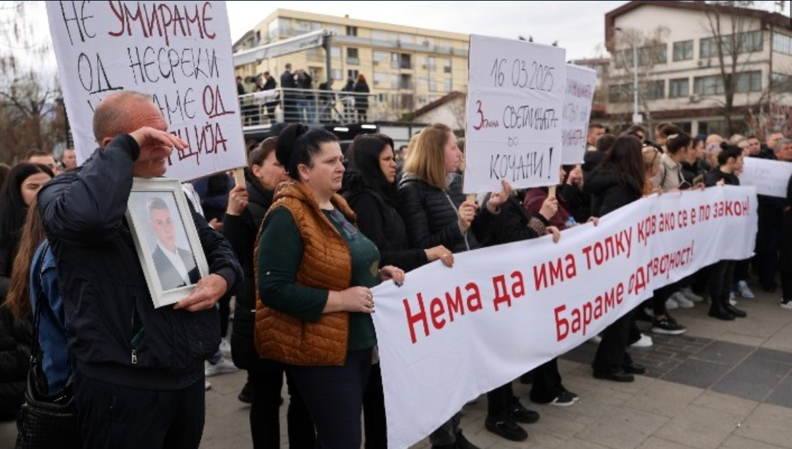 Επεισόδια και έκρηξη οργής στο Κότσανι μετά την πορεία για τους 59 νεκρούς της τραγωδίας