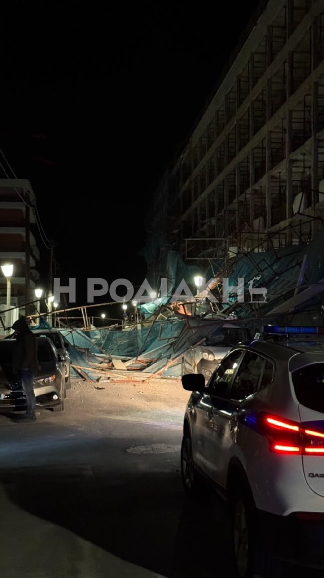 Σκαλωσιά κατέρρευσε σε ξενοδοχείο στη Ρόδο και διέλυσε πάνω από 20 αυτοκίνητα (βίντεο)