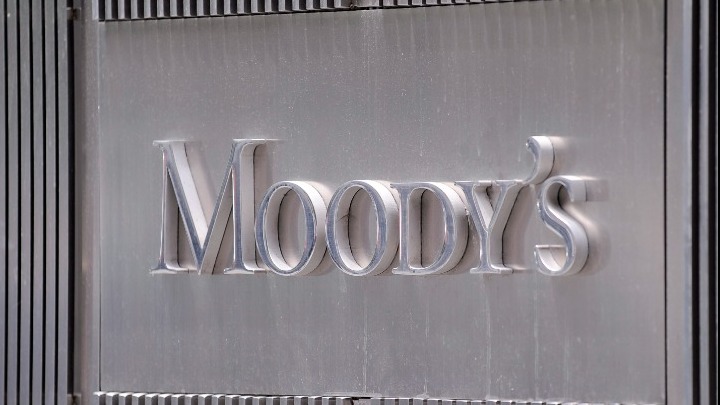 Moody’s. Αναβάθμισε την Ελλάδα στην επενδυτική βαθμίδα Baa3 με σταθερές προοπτικές. Τι σημαίνει για την ελληνική οικονομία